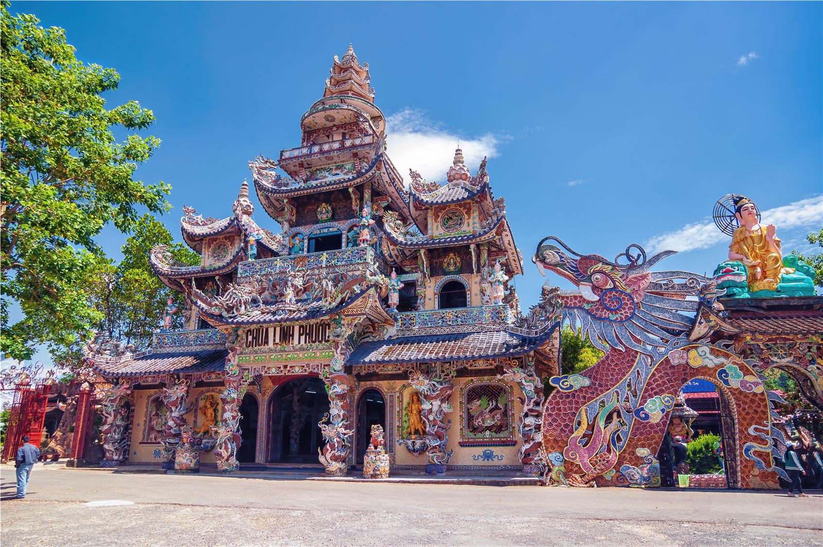 Chùa Linh Phước Đà Lạt – Ngôi chùa Ve Chai nổi tiếng nhất xứ sương mù