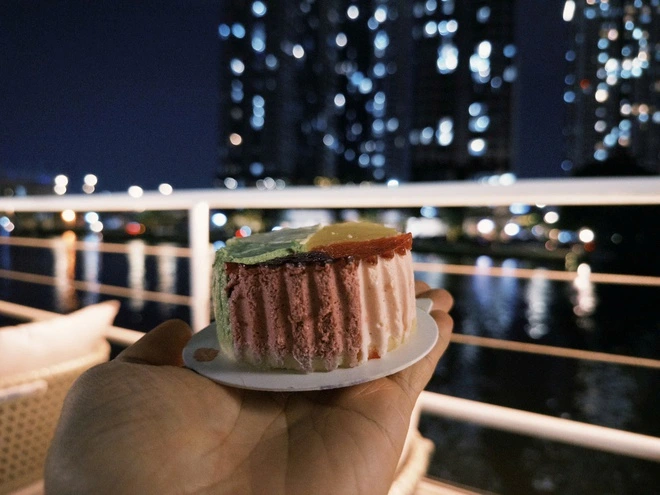 Đưa cồng chiêng Tây Nguyên lên buýt sông 2 tầng, khách Tây thích thú- Ảnh 3.