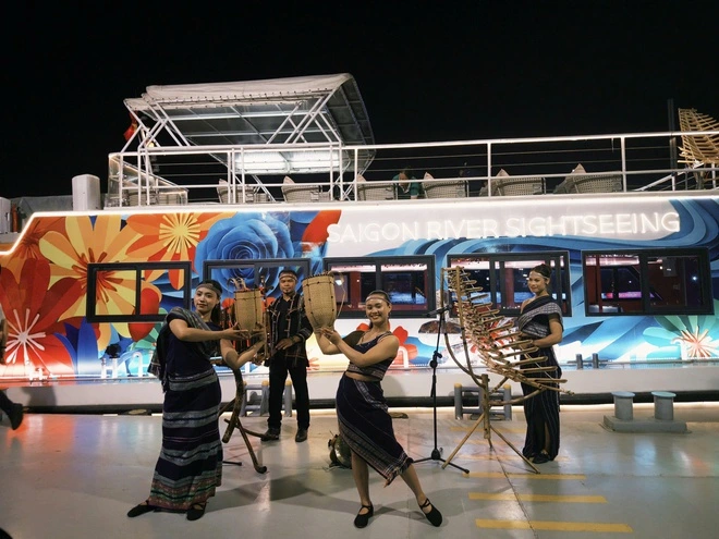 Đưa cồng chiêng Tây Nguyên lên buýt sông 2 tầng, khách Tây thích thú- Ảnh 4.