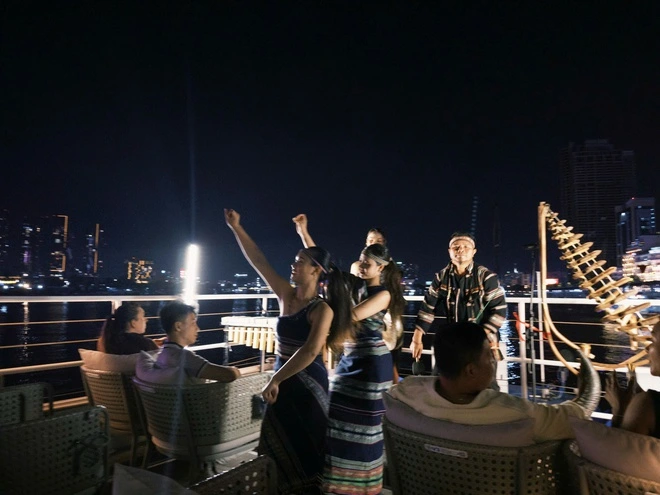 Đưa cồng chiêng Tây Nguyên lên buýt sông 2 tầng, khách Tây thích thú- Ảnh 5.