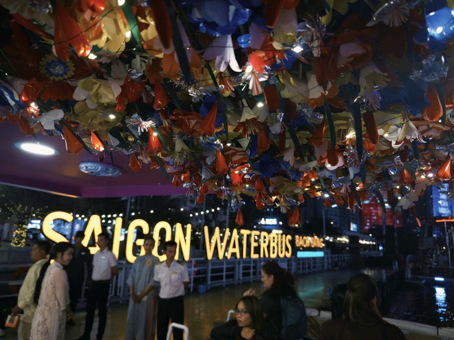 Đưa cồng chiêng Tây Nguyên lên buýt sông 2 tầng, khách Tây thích thú- Ảnh 6.